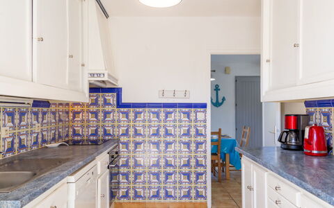 Bosquet des Ecureuils 17: Blu, Pavimentazione, Pavimento, Interior Design, Cucina, Piastrella, Cabinetry, Controsoffitto, Dipingere, Design