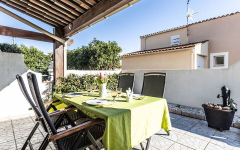 Domaine Grand Plage: Pavimentazione, Interior Design, Pavimento, Appartamento, Balcone, Soffitto, Condominio, Sedia, Shade, Portico