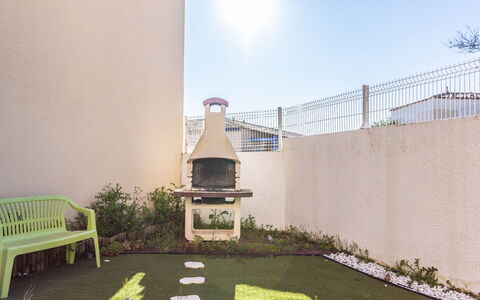 Domaine Grand Plage: Pavimentazione, Interior Design, Pavimento, Appartamento, Balcone, Soffitto, Condominio, Sedia, Shade, Portico