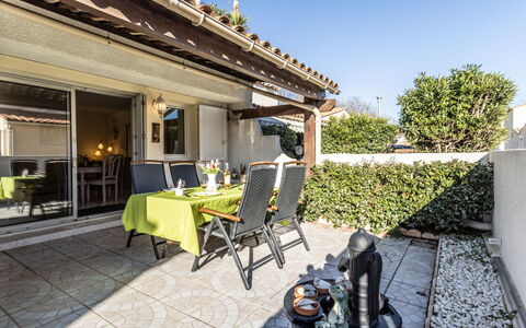 Domaine Grand Plage: Pavimentazione, Interior Design, Pavimento, Appartamento, Balcone, Soffitto, Condominio, Sedia, Shade, Portico