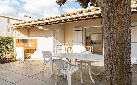 Perles du Soleil: Pavimentazione, Interior Design, Pavimento, Appartamento, Balcone, Soffitto, Condominio, Sedia, Shade, Portico