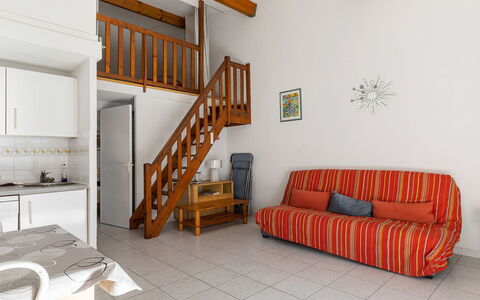 Perles du Soleil: Pavimentazione, Interior Design, Pavimento, Appartamento, Balcone, Soffitto, Condominio, Sedia, Shade, Portico