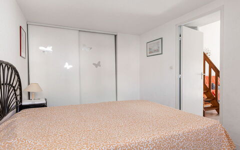 Perles du Soleil: Pavimentazione, Interior Design, Pavimento, Appartamento, Balcone, Soffitto, Condominio, Sedia, Shade, Portico