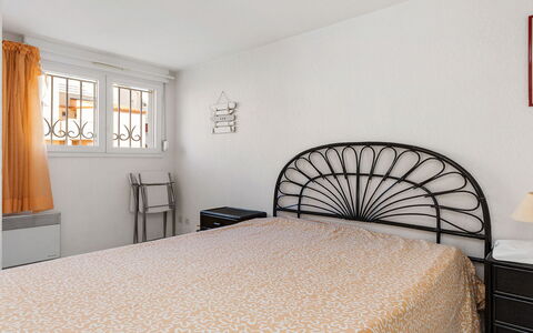 Perles du Soleil: Pavimentazione, Interior Design, Pavimento, Appartamento, Balcone, Soffitto, Condominio, Sedia, Shade, Portico