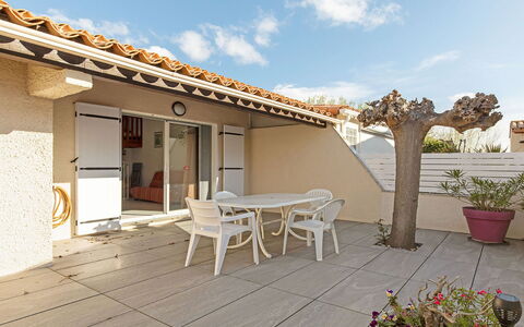 Perles du Soleil: Pavimentazione, Interior Design, Pavimento, Appartamento, Balcone, Soffitto, Condominio, Sedia, Shade, Portico