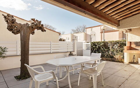 Perles du Soleil: Pavimentazione, Interior Design, Pavimento, Appartamento, Balcone, Soffitto, Condominio, Sedia, Shade, Portico