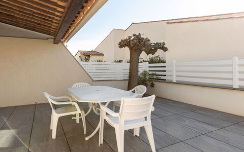 Perles du Soleil: Pavimentazione, Interior Design, Pavimento, Appartamento, Balcone, Soffitto, Condominio, Sedia, Shade, Portico
