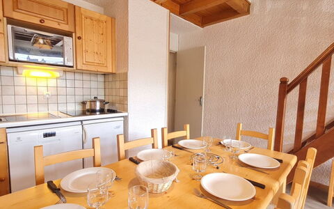 Meijotel B: Pavimentazione, Interior Design, Pavimento, Appartamento, Balcone, Soffitto, Condominio, Sedia, Shade, Portico