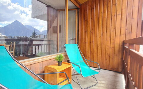 Meijotel B: Pavimentazione, Interior Design, Pavimento, Appartamento, Balcone, Soffitto, Condominio, Sedia, Shade, Portico