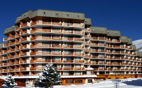 Meijotel B: Pavimentazione, Interior Design, Pavimento, Appartamento, Balcone, Soffitto, Condominio, Sedia, Shade, Portico