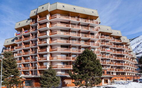 Meijotel B: Pavimentazione, Interior Design, Pavimento, Appartamento, Balcone, Soffitto, Condominio, Sedia, Shade, Portico