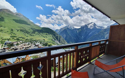 Soleil: Pavimentazione, Interior Design, Pavimento, Appartamento, Balcone, Soffitto, Condominio, Sedia, Shade, Portico
