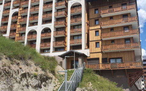Soleil: Pavimentazione, Interior Design, Pavimento, Appartamento, Balcone, Soffitto, Condominio, Sedia, Shade, Portico