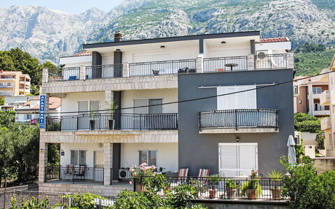 Makarska 40: Pavimentazione, Interior Design, Pavimento, Appartamento, Balcone, Soffitto, Condominio, Sedia, Shade, Portico