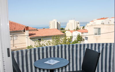 Makarska 40: Pavimentazione, Interior Design, Pavimento, Appartamento, Balcone, Soffitto, Condominio, Sedia, Shade, Portico