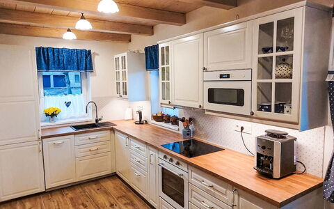 Adélka: Cucina, Controsoffitto, Cabinetry, Mobilia, Elettrodomestico Da Cucina, Pavimentazione, Legna, Apparecchio Major, Interior Design, Credenza