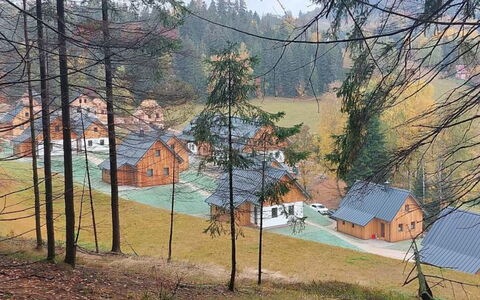 Adélka: Albero, Casa, Villetta, Casa, Tetto, Insediamento Umano, Villaggio, Larice, Log Cabin, Capanna