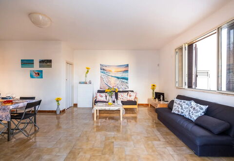 Casa Perla, Ac, Wifi, Porto Cesareo: Mobilia, Pavimentazione, Divano, Pavimento, Interior Design, Legna, Soggiorno, Soffitto, Camera, Appartamento