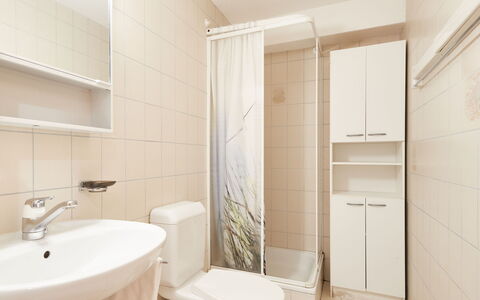 Grand Vue: Pavimentazione, Interior Design, Pavimento, Idraulico Fixture, Soffitto, Camera, Lavello, Lavandino Del Bagno, Idraulico, Bagno