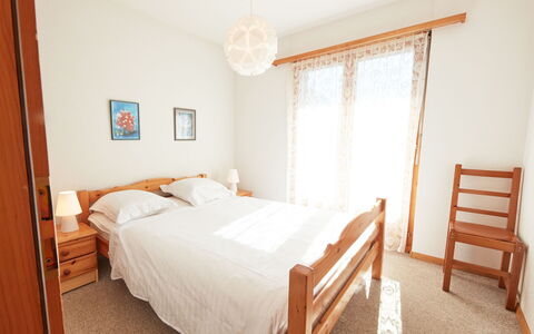 Grand Vue: Letto, Mobilia, Camera Da Letto, Bedding, Interior Design, Lenzuolo, Pavimento, Pavimentazione, Legna, Camera