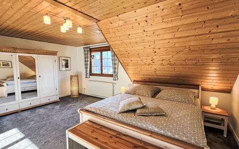 Kleine Auszeit: Interior Design, Mobilia, Camera Da Letto, Legna, Pavimentazione, Letto, Soffitto, Pavimento, Camera, Casa