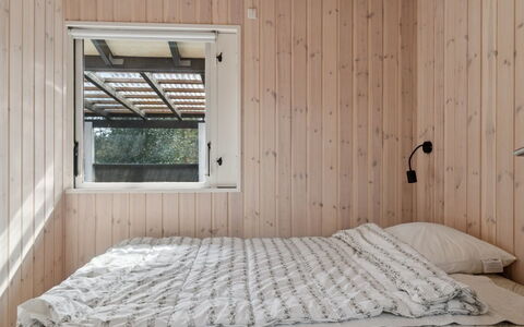 Ahti - 340M from the Sea: Parete, Legna, Camera Da Letto, Interior Design, Pavimento, Soffitto, Letto, Latifoglie, Camera, Plank