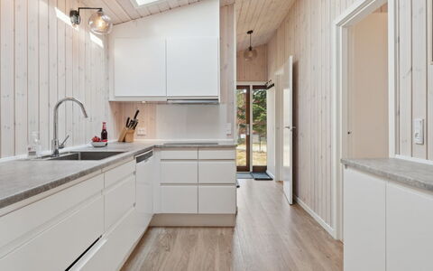Ahti - 340M from the Sea: Pavimentazione, Legna, Cucina, Interior Design, Pavimento In Legno, Pavimento, Controsoffitto, Apparecchio Major, Casa, Elettrodomestico Da Cucina