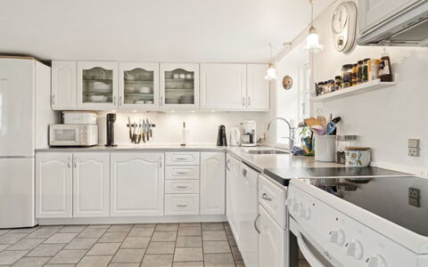 Bena - 2Km from the Sea: Cucina, Elettrodomestico Da Cucina, Controsoffitto, Cabinetry, Apparecchio Major, Interior Design, Pavimentazione, Mobilia, Soffitto, Elettrodomestico