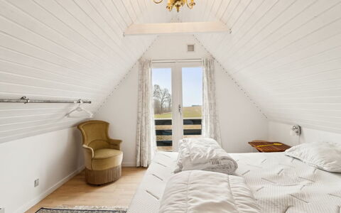 Bena - 2Km from the Sea: Legna, Camera Da Letto, Pavimentazione, Soffitto, Pavimento, Letto, Interior Design, Mobilia, Illuminazione, Casa