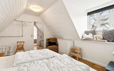 Bena - 2Km from the Sea: Letto, Camera Da Letto, Mobilia, Interior Design, Pavimentazione, Parete, Pavimento, Legna, Soffitto, Bedding