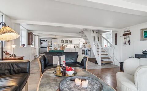 Bena - 2Km from the Sea: Mobilia, Interior Design, Divano, Pavimentazione, Legna, Pavimento, Soffitto, Soggiorno, Casa, Appartamento