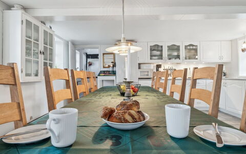 Bena - 2Km from the Sea: Mobilia, Interior Design, Pavimentazione, Lampada, Soffitto, Legna, Tavolo, Pavimento, Sedia, Sala Da Pranzo