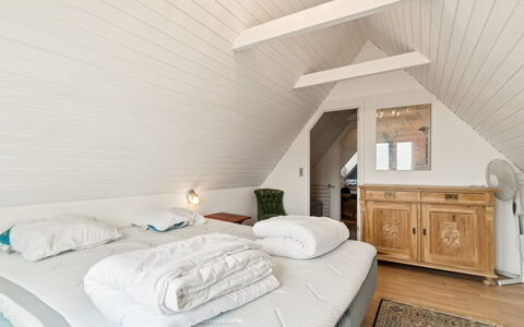 Bena - 2Km from the Sea: Letto, Camera Da Letto, Mobilia, Interior Design, Legna, Soffitto, Bedding, Lenzuolo, Pavimento, Pavimentazione