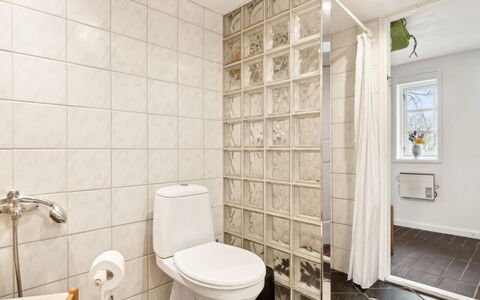 Bena - 2Km from the Sea: Parete, Pavimentazione, Pavimento, Interior Design, Toilet Seat, Piastrella, Gabinetto, Bagno, Soffitto, Camera