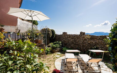 Al Forte: Vaso Di Fiori, Mobili Da Esterno, Tavolo Esterno, Sedia, Pianta Della Casa, Balcone, Terrazza, Cortile, Cortile, Backyard