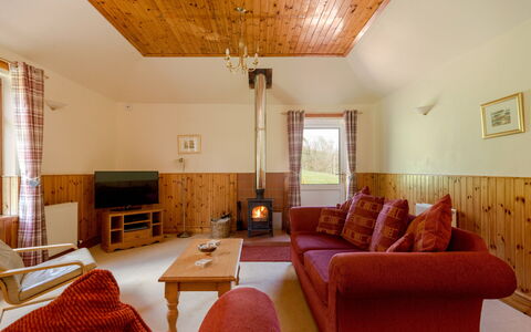 Doonans Cottage: Legna, Interior Design, Soffitto, Pavimentazione, Pavimento, Camera, Color Legno, Latifoglie, Soggiorno, Cabinetry