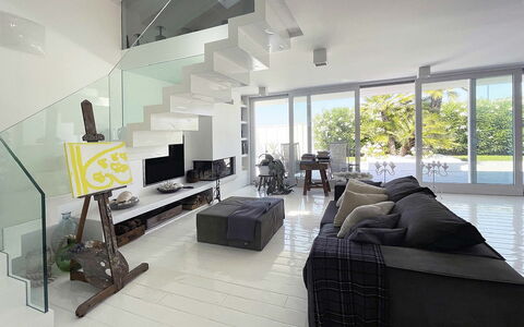 Villa Rosa Del Mare: Interior Design, Mobilia, Pavimentazione, Pavimento, Divano, Soffitto, Soggiorno, Casa, Tavolo, Appartamento