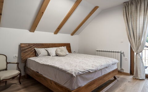 Mountain House Volta 2: Letto, Mobilia, Camera Da Letto, Interior Design, Bedding, Pavimentazione, Lenzuolo, Pavimento, Legna, Biancheria