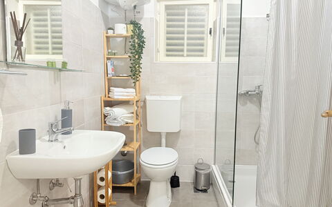 Appartamento Olive Garden, Ac, Wifi, Hvar: Toilet Seat, Bagno, Gabinetto, Idraulico Fixture, Interior Design, Pavimentazione, Pavimento, Lavandino Del Bagno, Lavello, Rubinetto