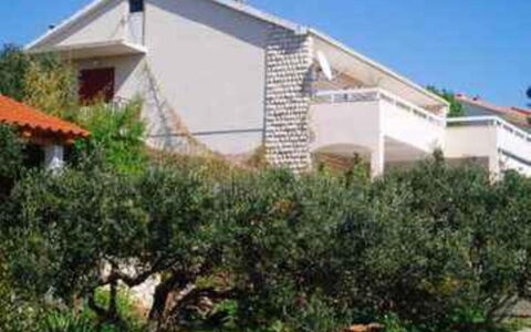 Peaceful Apartment With Beautiful View - Hvar: Zona Residenziale, Casa, Arbusto, Casa, Tetto, Estate, Villetta, Sobborgo, Giardino