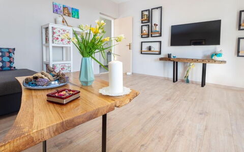 Peaceful Apartment With Beautiful View - Hvar: Mobilia, Pavimentazione, Interior Design, Pavimento In Legno, Pavimento, Legna, Pavimento Laminato, Tavolo, Soggiorno, Camera