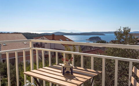 Peaceful Apartment With Beautiful View - Hvar: Zona Residenziale, Balcone, Appartamento, Portico, Crepuscolo, Estate, Sera, Tramonto, Corrimano, Deck