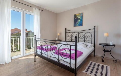 Peaceful Apartment With Beautiful View - Hvar: Mobilia, Interior Design, Pavimentazione, Pavimento, Letto, Camera Da Letto, Camera, Appartamento, Bedding, Telaio Del Letto