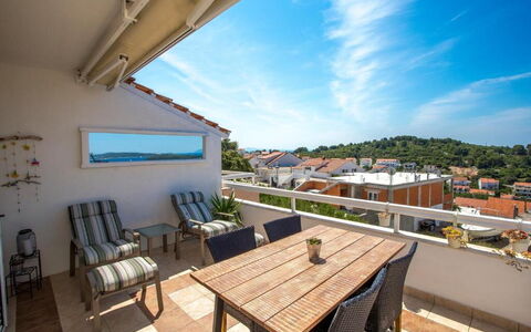 Peaceful Apartment With Beautiful View - Hvar: Appartamento, Balcone, Mobili Da Esterno