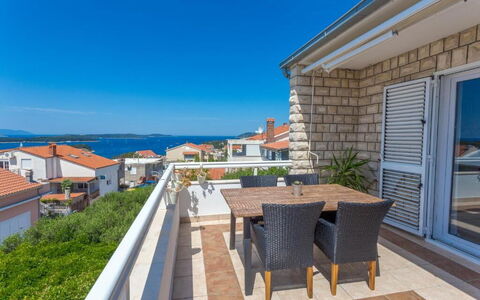 Peaceful Apartment With Beautiful View - Hvar: Appartamento, Mare, Balcone, Costa, Villa, Ricorrere, Eco Hotel, Corrimano, Attico, Pianta Della Casa