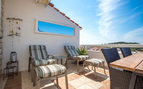 Peaceful Apartment With Beautiful View - Hvar: Appartamento, Mobili Da Esterno, Casa, Mobilia, Balcone, Sedia, Tavolo Esterno, Villa, Terrazza, Ricorrere
