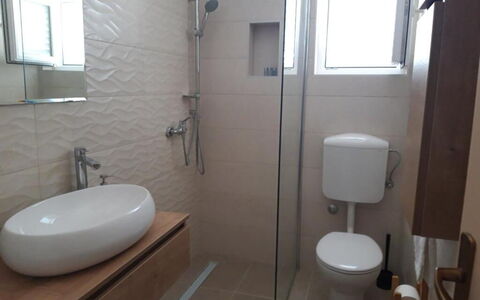 Peaceful Apartment With Beautiful View - Hvar: Bagno, Lavandino Del Bagno, Idraulico Fixture, Pavimentazione, Pavimento, Parete, Lavello, Interior Design, Gabinetto, Toilet Seat