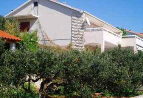 Peaceful Apartment With Beautiful View - Hvar: Zona Residenziale, Casa, Arbusto, Casa, Tetto, Estate, Villetta, Sobborgo, Giardino