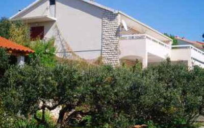 Peaceful Apartment With Beautiful View - Hvar: Zona Residenziale, Casa, Arbusto, Casa, Tetto, Estate, Villetta, Sobborgo, Giardino