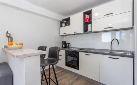 Appartamento Nomads, Ac, Wifi Hvar: Mobilia, Interior Design, Controsoffitto, Pavimentazione, Legna, Cabinetry, Pavimento, Camera, Cucina, Casa